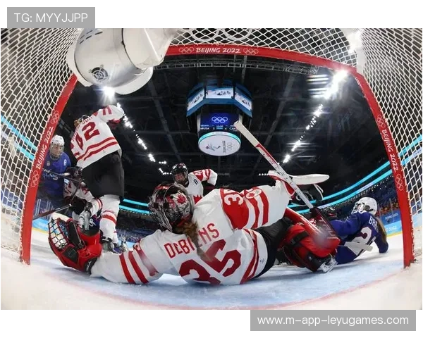 冰球门将连续三次封堵重炮射门，粉丝直呼神迹